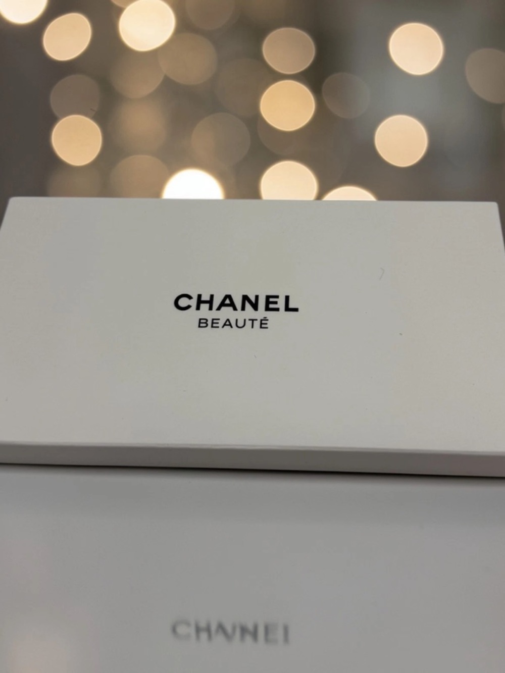 CHANEL Red, Beige, and Black Enamel Logo Hair Clips Set - Picture 3 of 6